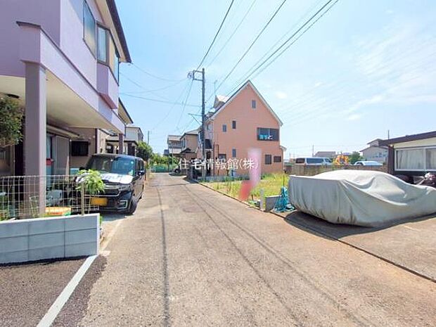 前面道路を含めた現地写真です。