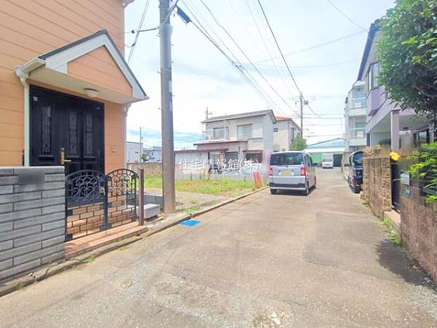 前面道路を含めた現地写真です。