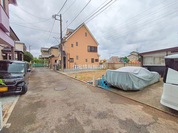 前面道路を含めた現地写真です。