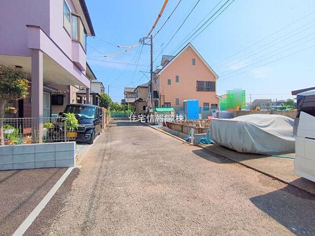 前面道路を含めた現地写真です。