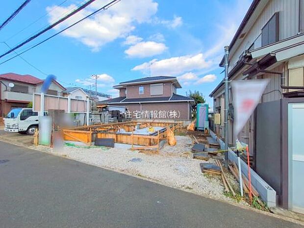 前面道路を含めた現地写真です。