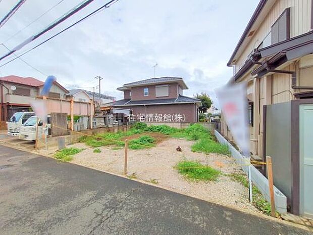 前面道路を含めた現地写真です。