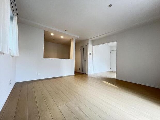 リビングダイニングになります。ご家族そろっての素敵な空間になりそうですね。