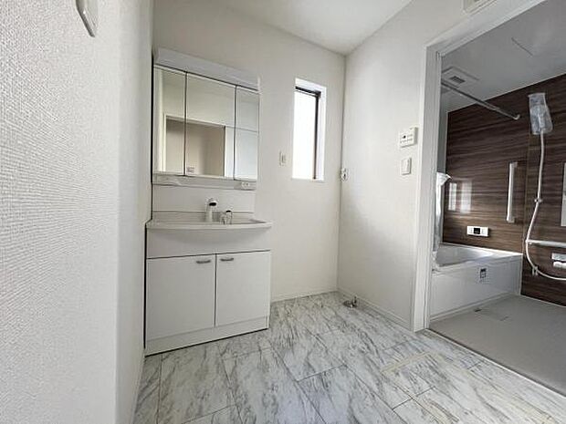 洗面化粧台です。朝の身支度から1日が始まります。