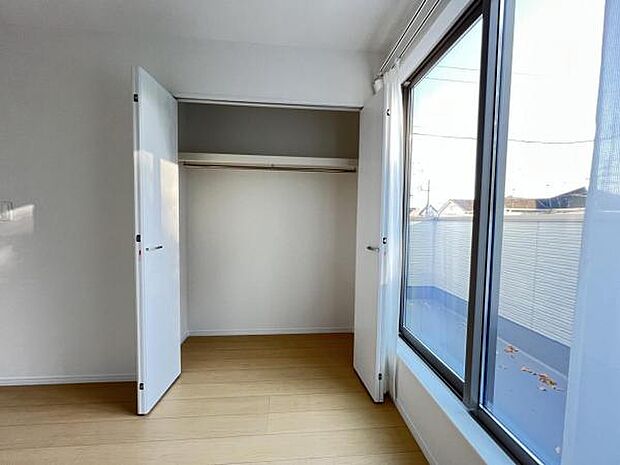 いつでもお部屋をスッキリお使い頂ける収納スペースを設置。