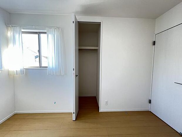 いつでもお部屋をスッキリお使い頂ける収納スペースを設置。