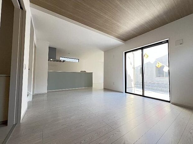 明るい日差しが入る風通しの良いリビングです。