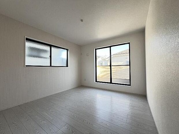 明るい広々とした主寝室でご家族ゆっくりお休みになれますね。