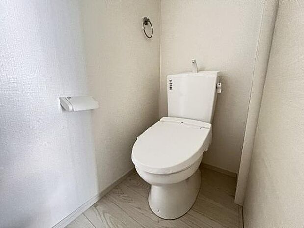 シャワー洗浄機能付のトイレは、清潔感が印象的な空間ですね。