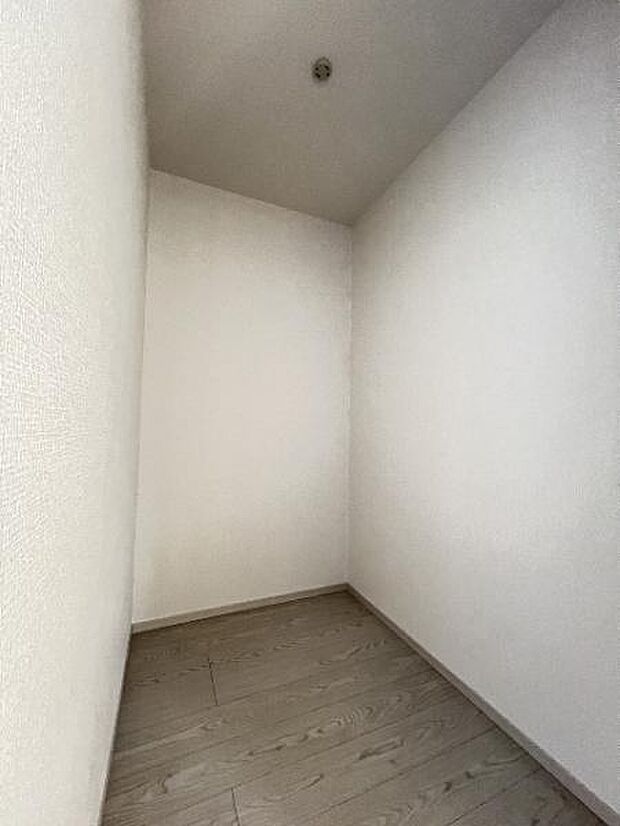 ウォークインクローゼットがあり収納スペースも豊富。季節物もスッキリ片付きそうです。