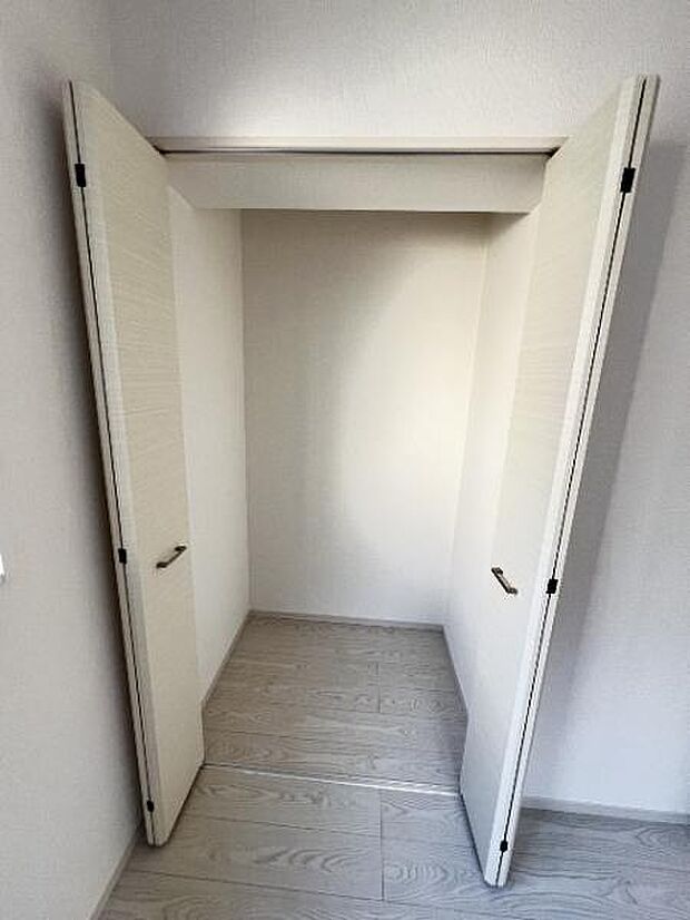 いつでもお部屋をスッキリお使い頂ける収納スペースを設置。