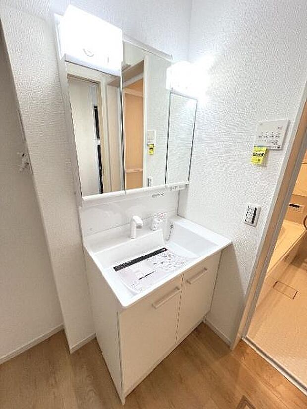 シャワー付き洗面化粧台です。手軽にシャンプーができ、お掃除もしやすいですね。