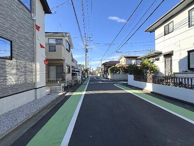 前面道路を含めた現地写真です。