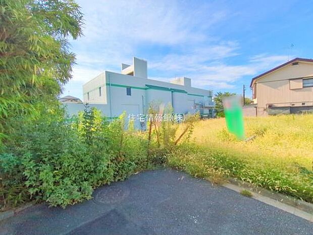 前面道路を含めた現地写真です。