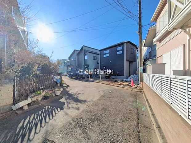 前面道路を含めた現地写真です。