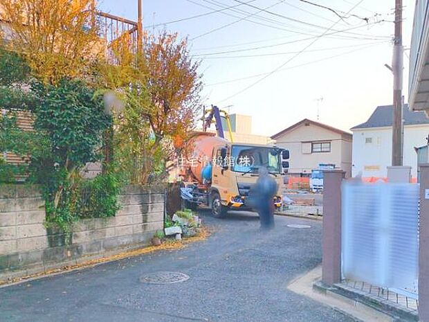 前面道路を含めた現地写真です。