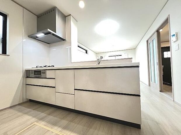 作業スペースが広く家事動線をゆったりと確保できるキッチンです。