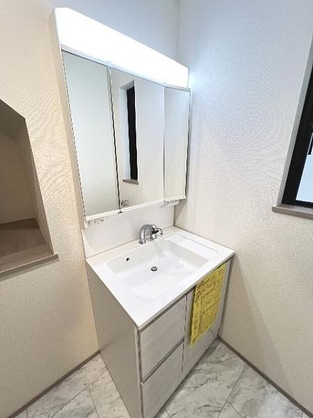 シャワー付き洗面化粧台です。手軽にシャンプーができ、お掃除もしやすいですね。