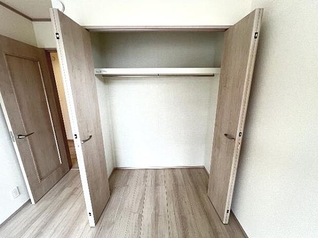 いつでもお部屋をスッキリお使い頂ける収納スペースを設置。
