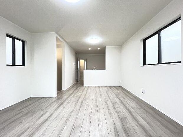 明るい日差しが入る風通しの良いリビングです。