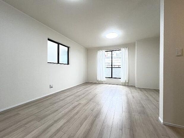 明るい広々とした主寝室でご家族ゆっくりお休みになれますね。