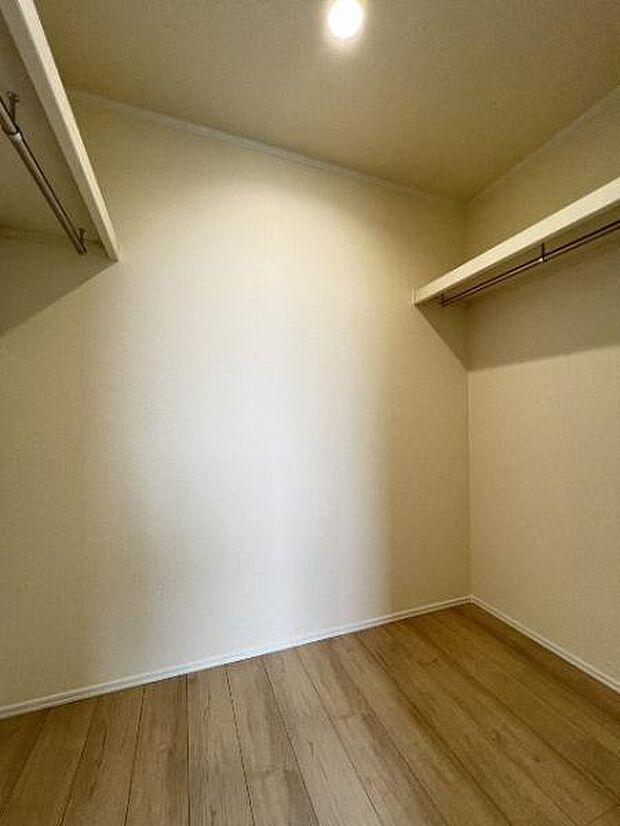 ウォークインクローゼットがあり収納スペースも豊富。季節物もスッキリ片付きそうです。