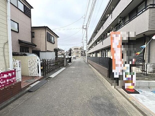 前面道路を含めた現地写真です。