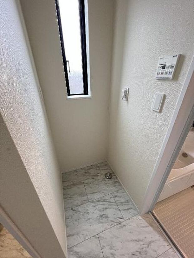 独立洗面台の横にはランドリースペースがございます。