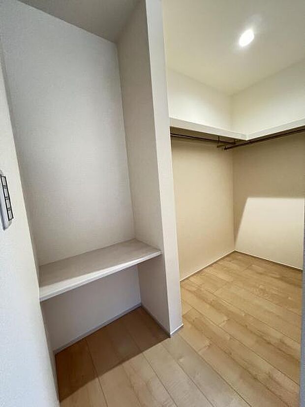 ウォークインクローゼットがあり収納スペースも豊富。季節物もスッキリ片付きそうです。