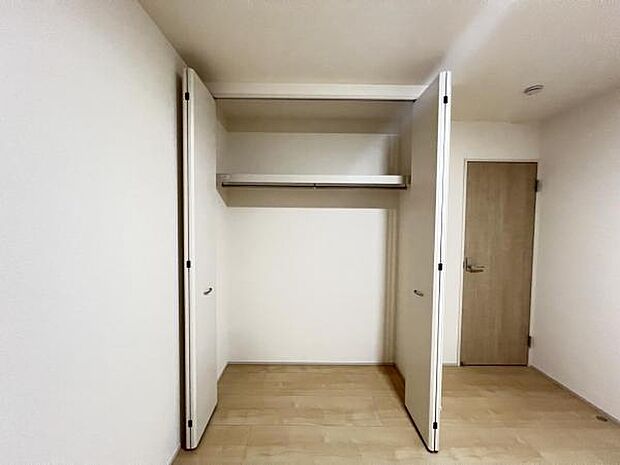 いつでもお部屋をスッキリお使い頂ける収納スペースを設置。