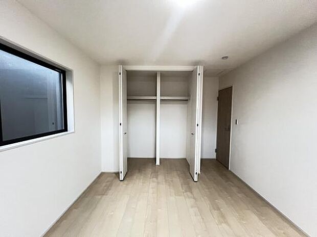 いつでもお部屋をスッキリお使い頂ける収納スペースを設置。