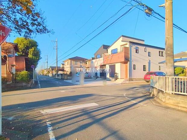 前面道路を含めた現地写真です。