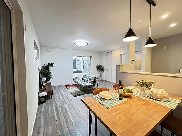 リビングダイニングになります。ご家族そろっての素敵な空間になりそうですね。