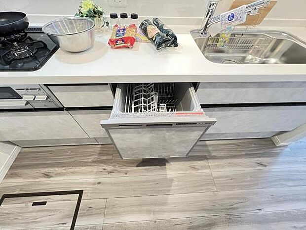 機能性に優れ食器洗乾燥機付のシステムキッチンで忙しい家事をサポートします。