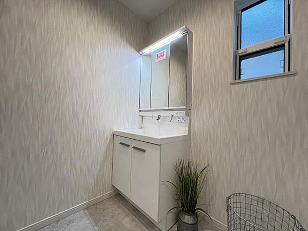 洗面化粧台です。朝の身支度から1日が始まります。