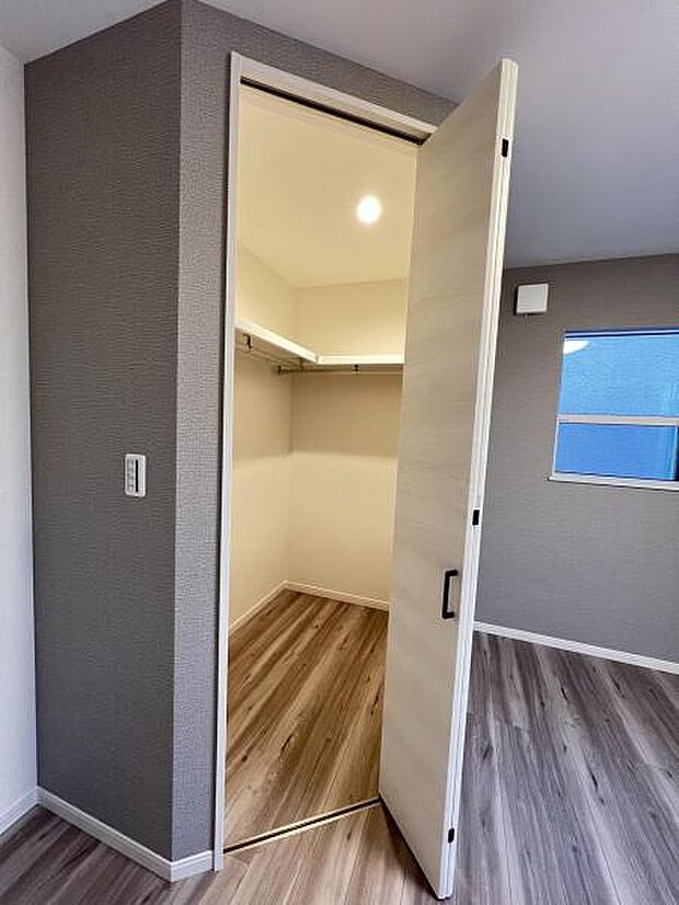 ウォークインクローゼットがあり収納スペースも豊富。季節物もスッキリ片付きそうです。