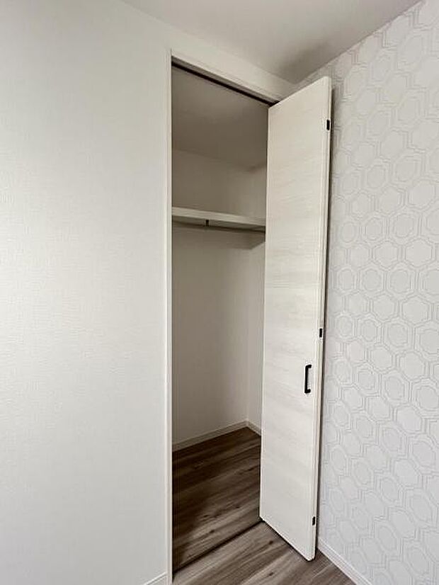 いつでもお部屋をスッキリお使い頂ける収納スペースを設置。