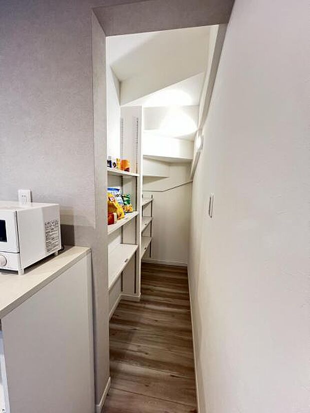 いつでもお部屋をスッキリお使い頂ける収納スペースを設置。