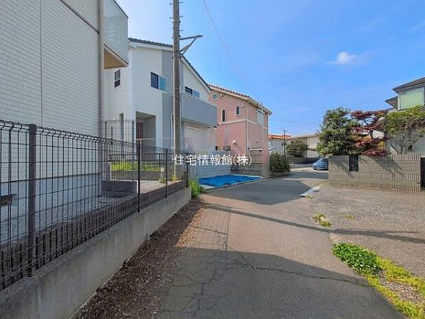 前面道路を含めた現地写真です。