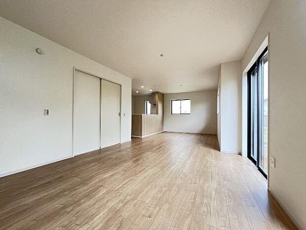 明るい日差しが入る風通しの良いリビングです。