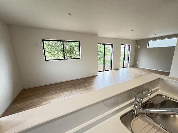 カウンターキッチン越しに会話も楽しめるダイニングキッチン。