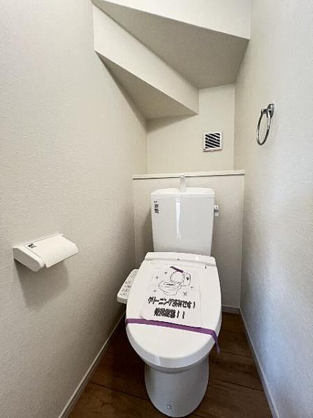 シャワー洗浄機能付のトイレは、清潔感が印象的な空間ですね。