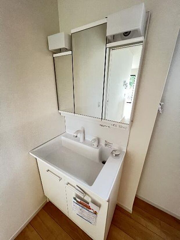 シャワー付き洗面化粧台です。手軽にシャンプーができ、お掃除もしやすいですね。