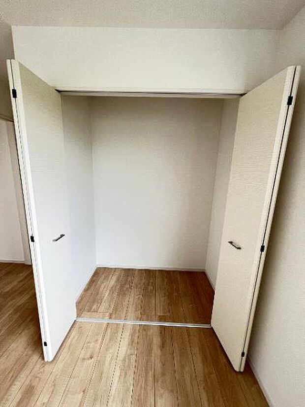 中の物を確認しやすく、取り出しやすい収納スペース。お部屋を広々とお使いいただけます。