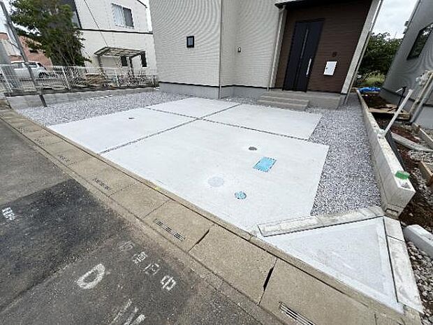 駐車場です。前面道路との高低差も少なく、スムーズに出入りできます。