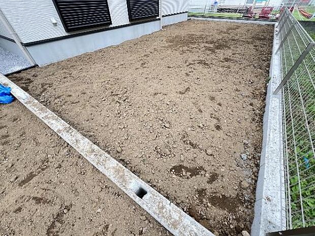 お庭があり開放感たっぷりです。季節のお花を楽しんだり、家庭菜園もお楽しみいただきます。