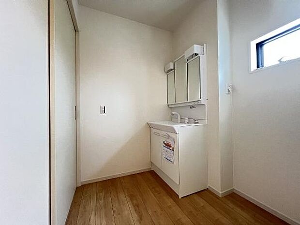 快適で清潔感がある脱衣スペースです。