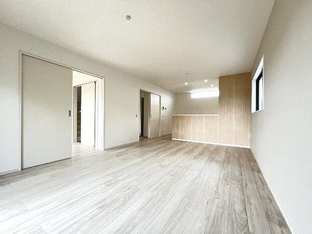 明るい日差しが入る風通しの良いリビングです。