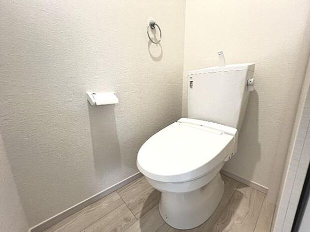 シャワー洗浄機能付のトイレは、清潔感が印象的な空間ですね。