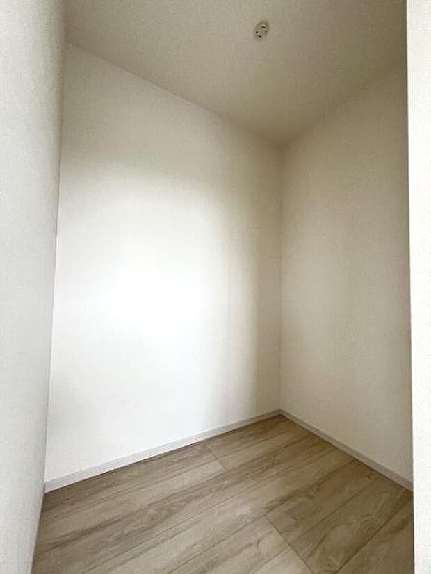 ウォークインクローゼットは、ハンガーパイプや枕棚が備わっており、お洋服等すっきりと収納いただけます。